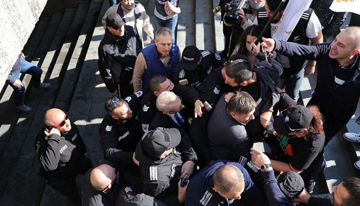 Николай Денков е нападнат от протестиращ със знаме, полицията го спасява