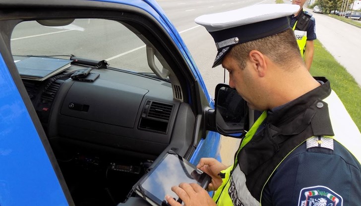 20-годишният хлапак дал документ на гръцки език, разчитайки, че полицаите няма да го проверят в системата