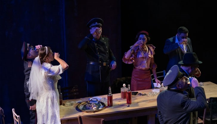 Зрителите трябва да получат талон от касата на театъра