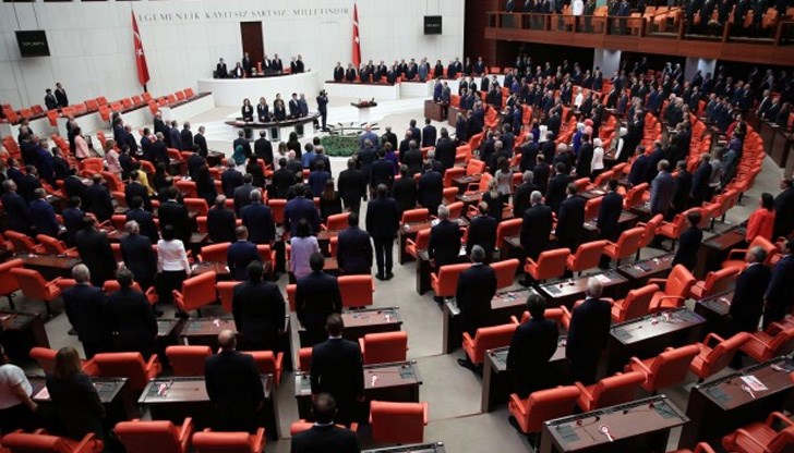 Смята се, че тази техника намаля негативните емоции и така депутатите ще се карат по-малко