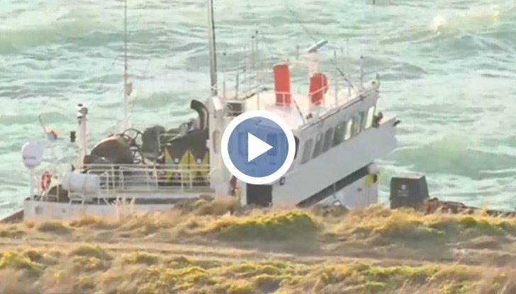 Преди дни заради лошото време операцията по разтоварването на плавателния съд беше спряна