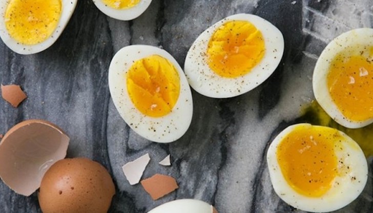 Трикът е следният: преди да поставите яйцата да се варят, е нужно да ги потопите в студена вода за около 10 минути Трикът е следният: преди да поставите яйцата да се варят, е нужно да ги потопите в студена вода за около 10 минути