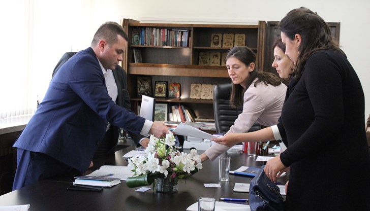 Въвежда добри практики, които правят една Община прозрачна, подобряват отчетността ѝ и стимулират гражданското участие