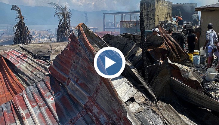Огънят погълна жилища и търговски обекти и принуди стотици хора да се евакуират