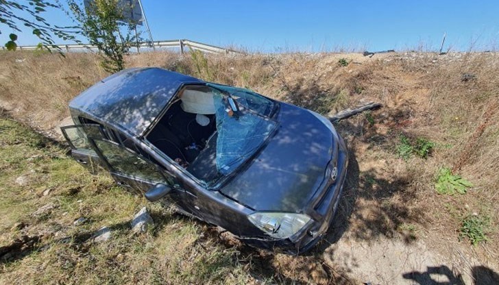 Автомобилът е напълно смачкан