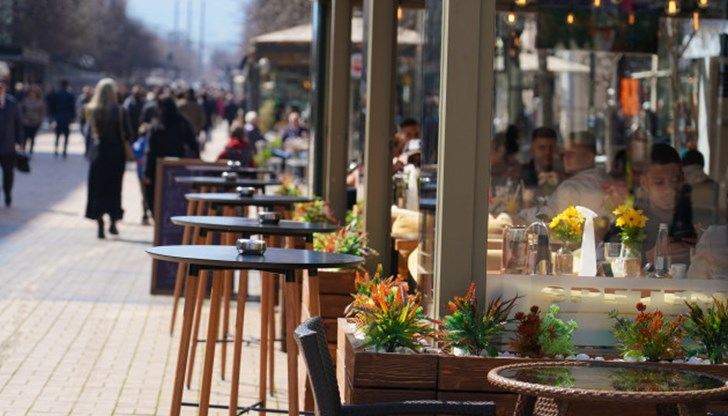 Пак свещените крави и за тази власт се оказва армията от държавни служители, на които ние плащаме заплатите и осигуровките, се казва в становище на браншовите организации Пак свещените крави и за тази власт се оказва армията от държавни служители, на които ние плащаме заплатите и осигуровките, се казва в становище на браншовите организации
