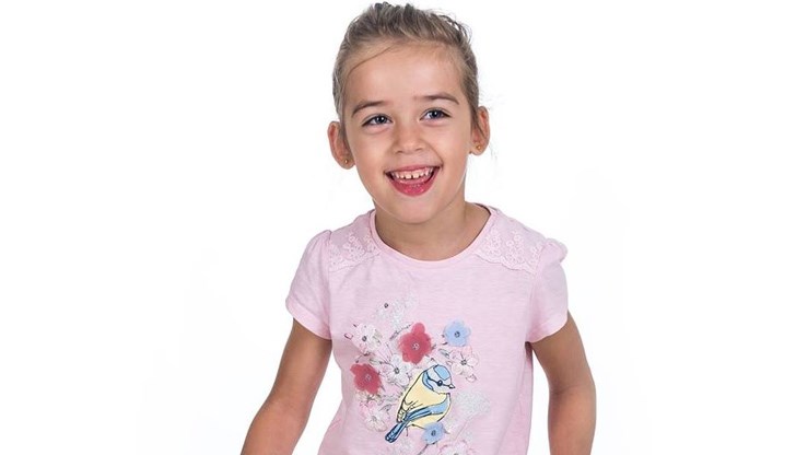 Момиченцето страда от детска церебрална парализа и все още не може да ходи