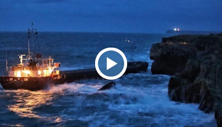 Машинното отделение на кораба е пълно с вода