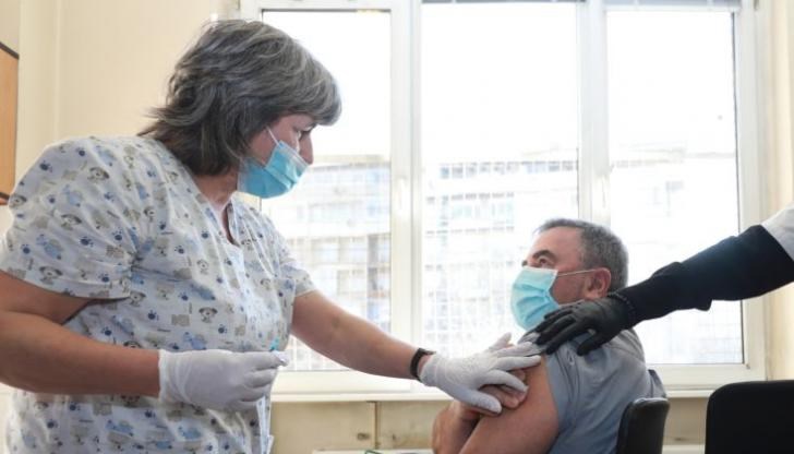 Главният държавен здравен инспектор бе сред първите поставили си ваксина срещу COVID-19 у нас