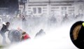 Разпръснаха с водни оръдия демонстранти в Нидерланидия