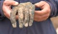 Откриха позлатена ръка от императорска статуя в село Станево