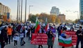 Родители излязоха на протест с близалки