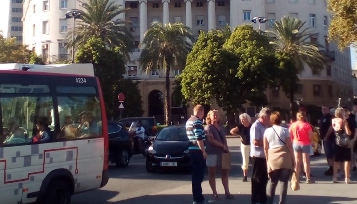 Своята роля изигра и по-мекият климат, който все още позволява на испанците да се срещат навън и да се хранят на открито