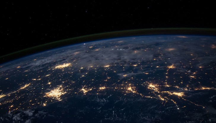 "През илюминаторите на космическата станция ясно виждаме крехкостта на Земята. Виждаме вредните последици от човешката дейност, замърсяването на реките и въздуха", каза Томас Песке