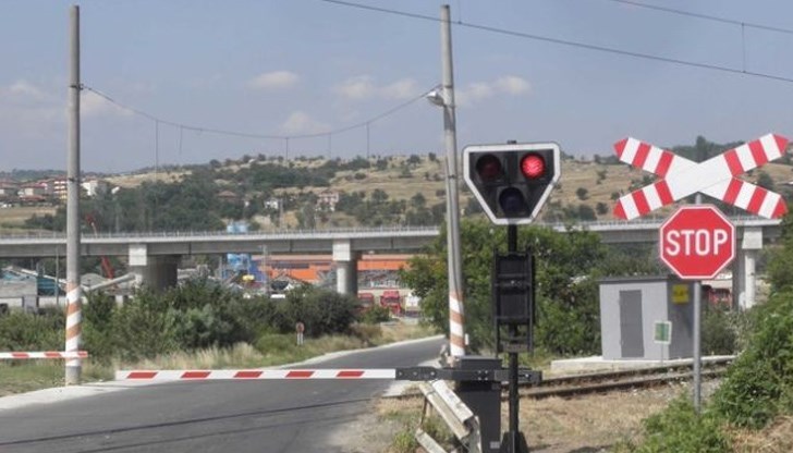 Промяната се налага във връзка с подменената на остарялата апаратура с нов тип бариерен механизъм (сигнализация БДЖ) със светофар, звуков сигнал и видеонаблюдение Промяната се налага във връзка с подменената на остарялата апаратура с нов тип бариерен механизъм (сигнализация БДЖ) със светофар, звуков сигнал и видеонаблюдение