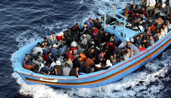 Лодката, с която мигрантите са искали да стигнат до Великобритания, се е преобърнала днес