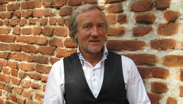 Президентът издържа изпита дали се е дистанцирал от партията, която го издигна миналия път, коментира журналистът