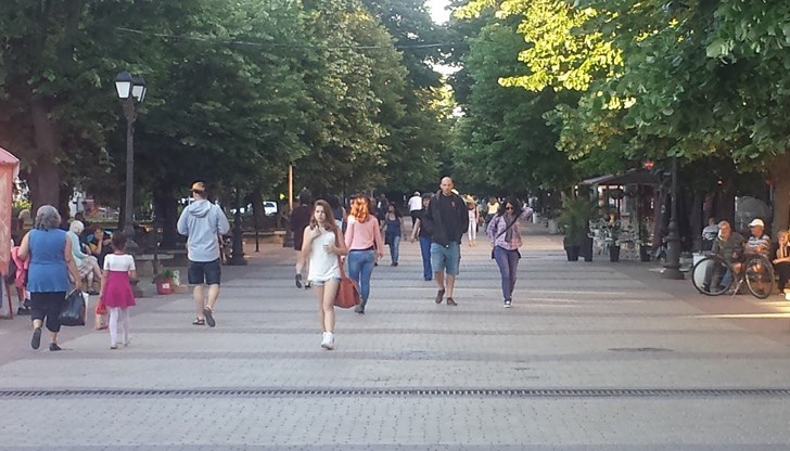 Голямата част от българите са емигранти в собствената си страна. Избягали, укриващи се. Не само от вражески настроените държавни системи и структури. Говоря за съзнателно напускане на обществото и неговите порядки Голямата част от българите са емигранти в собствената си страна. Избягали, укриващи се. Не само от вражески настроените държавни системи и структури. Говоря за съзнателно напускане на обществото и неговите порядки