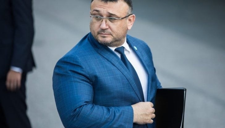 Тук става дума за класически пример как държавата се слива с престъпните групировки – чрез кръвно побратимяване, чрез лично обвързване