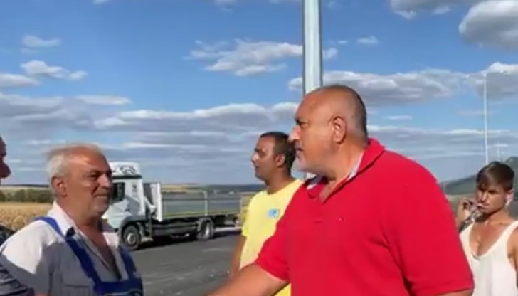 Това е трасето, по което преди точно два месеца лидерът на ГЕРБ Бойко Борисов мина с автомобил, за да критикува служебното правителство, че не пуска движението по готовата според него магистрала Това е трасето, по което преди точно два месеца лидерът на ГЕРБ Бойко Борисов мина с автомобил, за да критикува служебното правителство, че не пуска движението по готовата според него магистрала