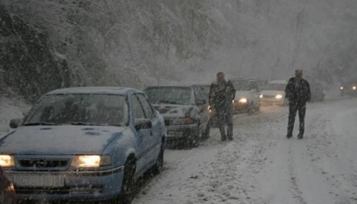 Шофьорите да карат със съобразена скорост и повишено внимание, да спазват необходимата дистанция и да не предприемат резки маневри