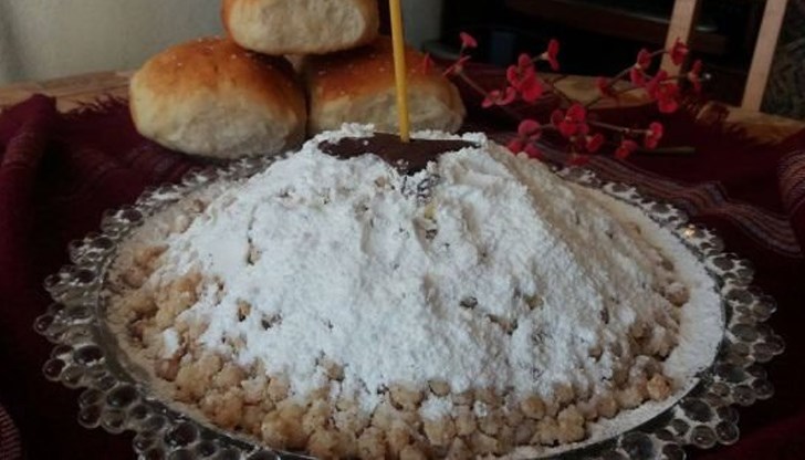 В раздавката за Архангелова задушница традиционно присъства вино, варено жито, питки (или хляб), пилешко, агнешко или въобще месо, дребни сладки, бонбони, ябълки и други плодове В раздавката за Архангелова задушница традиционно присъства вино, варено жито, питки (или хляб), пилешко, агнешко или въобще месо, дребни сладки, бонбони, ябълки и други плодове