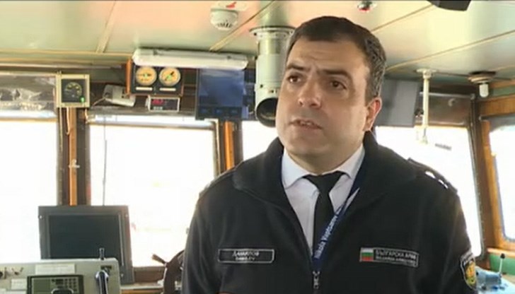 Вдигането на жълтия флаг означава, че корабът е незаразен и желае да продължи по своя път в открито море Вдигането на жълтия флаг означава, че корабът е незаразен и желае да продължи по своя път в открито море