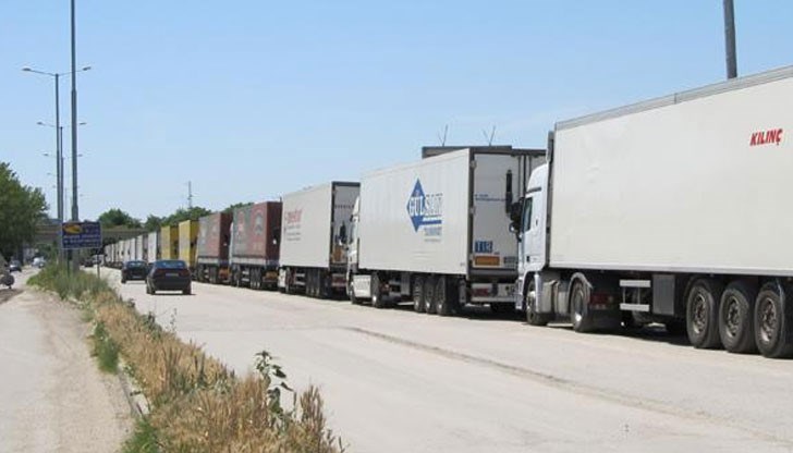 Около 10 км е опашката от камиони на граничния пункт при Русе