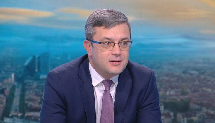 "БСП не е основна политическа сила. Има нова либерална левица, която се „продуцира“ от г-н Радев на мястото на БСП и ДБ", заяви Биков