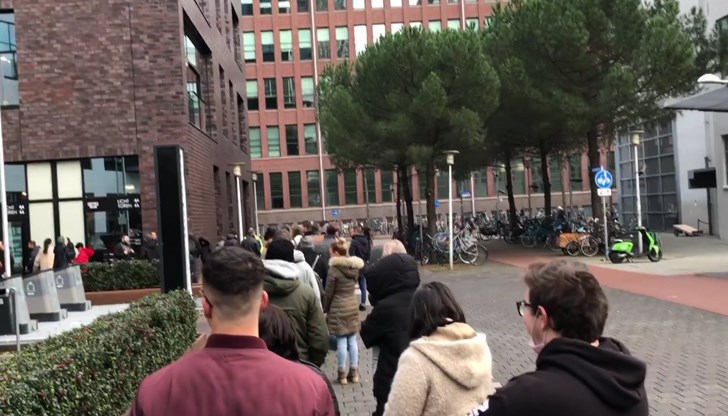 Опашка от чакащи българи пред избирателната секция в Айндховен, Нидерландия