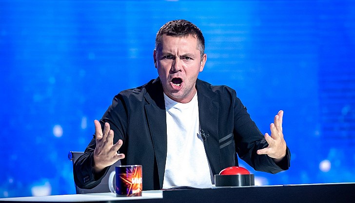 Неблагодарен народ! Мазохист народ! Вождът му асфалтира не само пътищата му, но и душата му асфалтира Неблагодарен народ! Мазохист народ! Вождът му асфалтира не само пътищата му, но и душата му асфалтира