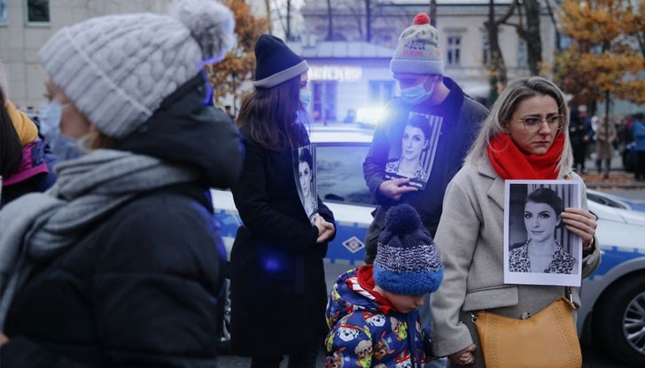 Огромни протести в страната бяха предизвикани от смъртта на 30-годишна жена, на която бе отказан аборт