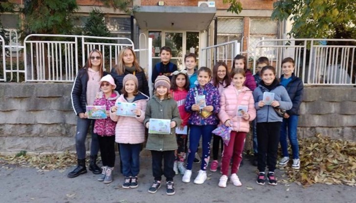 Деца от основно училище "Олимпи Панов" изработиха 60 цветни картички със специални послания