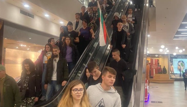 Недоволни от "зеления" сертификат нахлуват в магазини и скандират срещу зеления сертификат Недоволни от "зеления" сертификат нахлуват в магазини и скандират срещу зеления сертификат