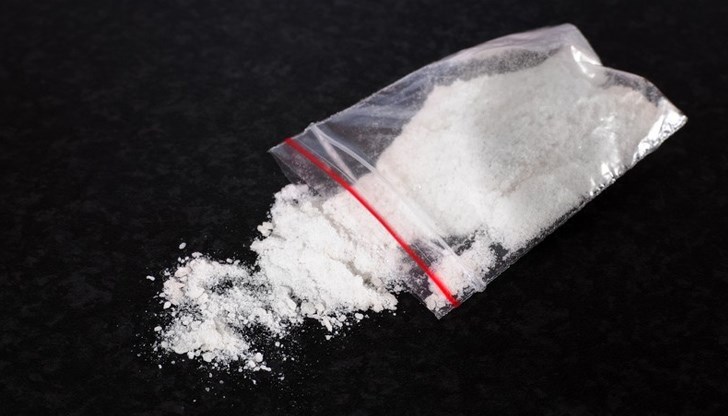 Те са предали на полицаите алуминиево фолио, в което е имало бяла кристалообразно вещество