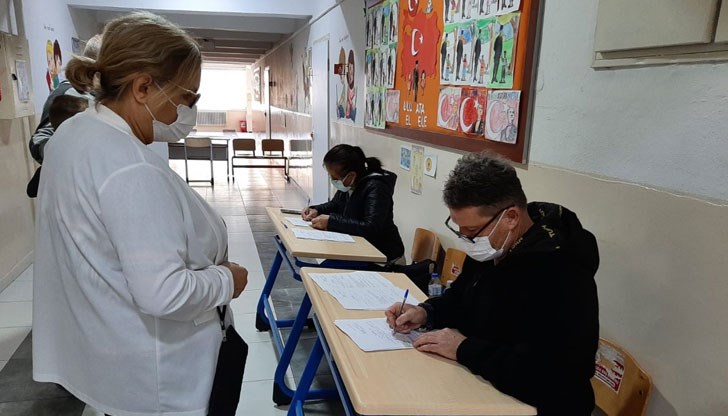 Близо 25 хиляди души са отишли до изборните урни на балотажа за президент Близо 25 хиляди души са отишли до изборните урни на балотажа за президент