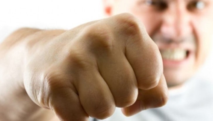 При преглед в болницата потърпевшият е диагностициран с разкъсно - контузна рана на горната устна и охлузвания по челото и останалите части на лицето