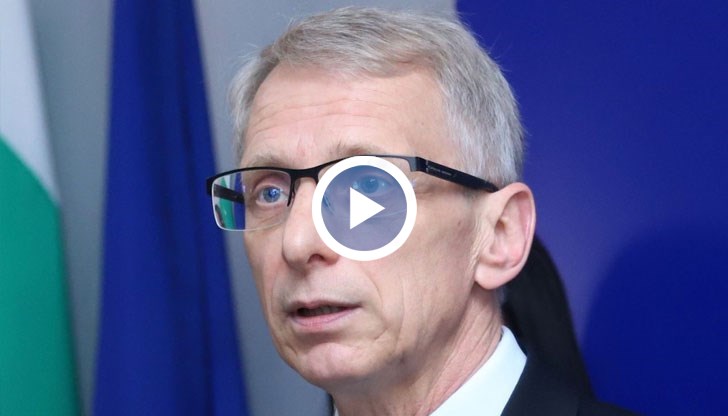 Дечицата ще трябва да плюят в един контейнер по време на тестването в училище, обясни образователният министър