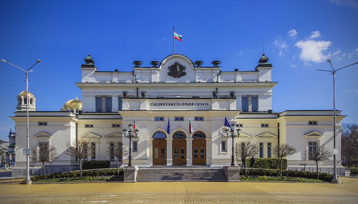 "Продължаваме промяната" печели парламентарния вот, а следващият президент на България ще бъде избран на балотаж на 21 ноември