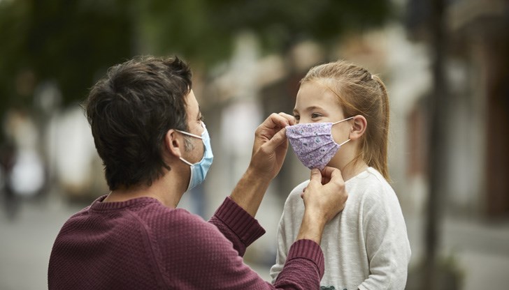 Властите затягат и контрола на достъпа до обществени места