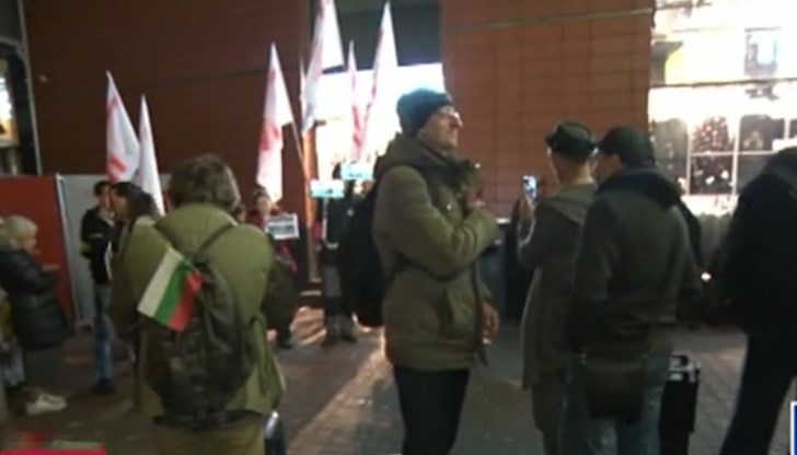 До сблъсъци не се е стигнало. Протестиращите са били изведени от органите на реда