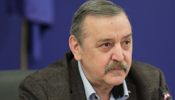 „Да не плашим хората. Омикрон е определен като вариант, будещ безпокойство“, посочи професорът
