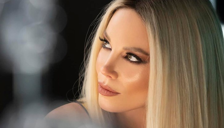 "Благодаря за всичките години съвместна работа! Продължавам да работя усилено по предстоящите ми цели и нямам търпение да ги споделя с вас, както и истинската причина за отсъствието ми от всякакви публични изяви", написа изпълнителката