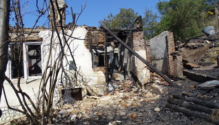 Огънят е унищожил домашно имущество