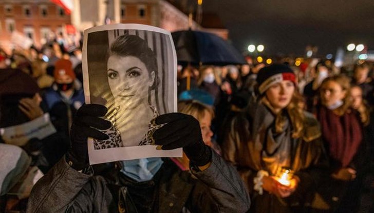 Жената постъпила по спешност в болницата, но лекарите отказали да направят аборт заради забрана