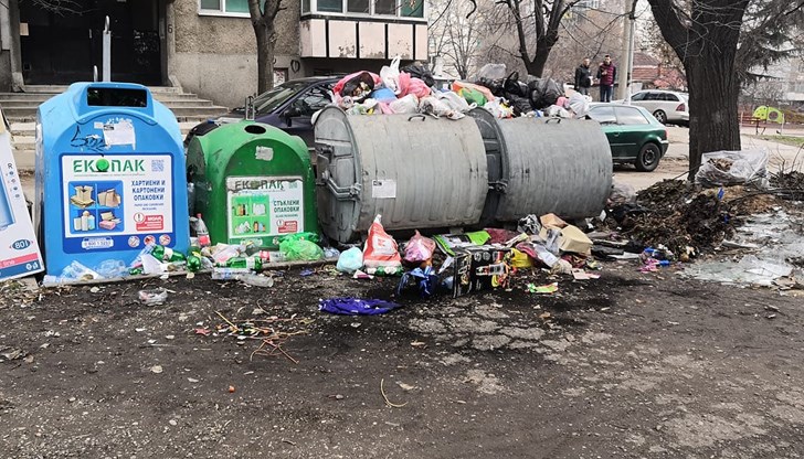 "Необходимата техника може да се закупи със средствата, спестени от ДДС, които Общината плаща на фирмата от нашите данъци за некачествените й услуги", категорична е Ивелина Петрова "Необходимата техника може да се закупи със средствата, спестени от ДДС, които Общината плаща на фирмата от нашите данъци за некачествените й услуги", категорична е Ивелина Петрова
