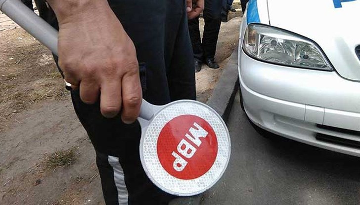 След като го заловили, са намерили наркотици в колата му След като го заловили, са намерили наркотици в колата му