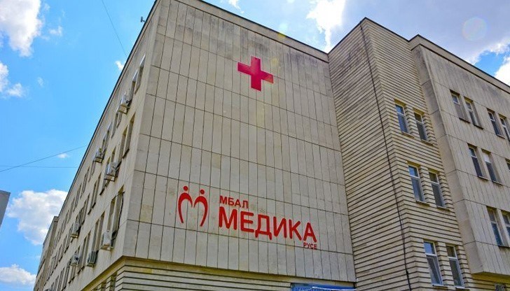 Възрастната жена е получила изгаряния по тялото и е откарана в болницата в Разград. Оттам обаче се е наложило да я транспортират в УМБАЛ "Медика" Русе
