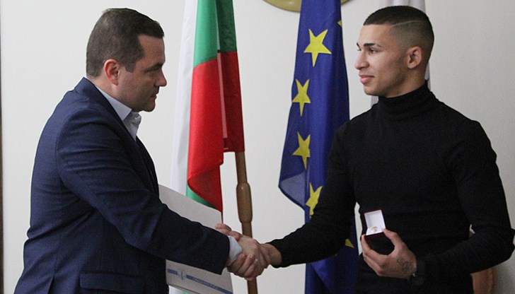 Отличен бе и Съби Събев, който получи плакет „Заслужил треньор“ за приноса си в развитието на боксовия спорт