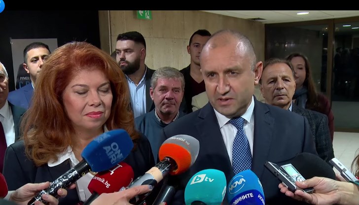 "Аз вярвам, че този път партиите ще надмогнат своите различия в името на нашето бъдеще, ще имаме устойчиво мнозинство, което да излъчи ефективно правителство", каза Румен Радев